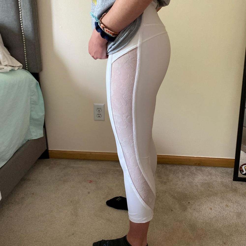 White Lace Lululemon Leggings Size 4 Cropped - Picture 3 of 3